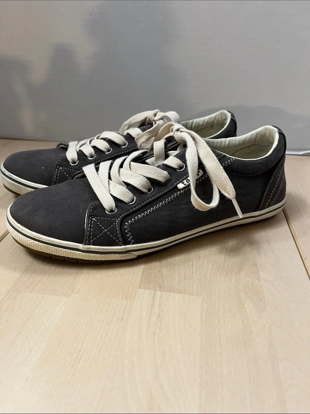 Taos Retro Star RES-12844 Low Lace-Up Gray Canvas Sneakers Women’s 8.5